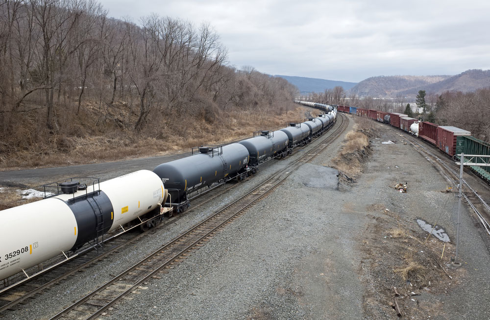 Oil Trains Make Comeback as Pipeline Bottlenecks Worsen